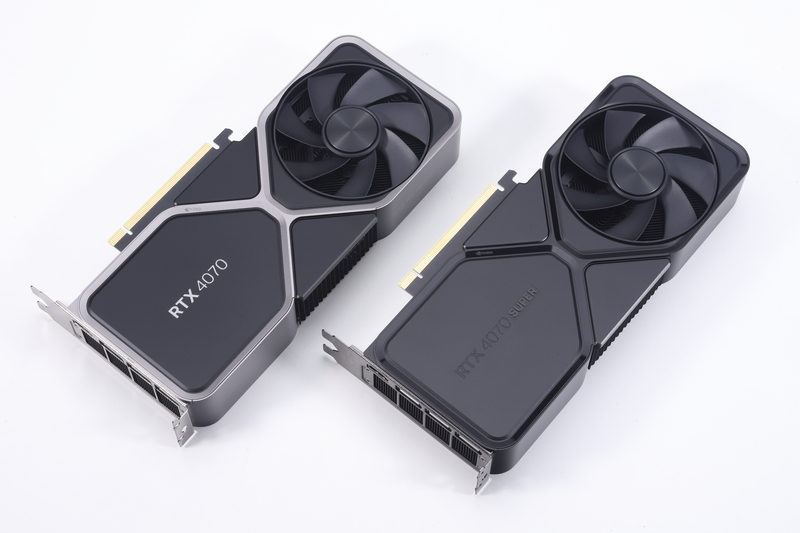 GeForce RTX 4070 Founders Edition(左)との比較。カラーリングが変更されている