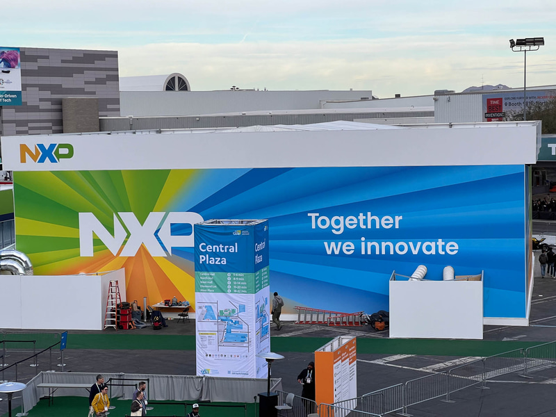 CES 2023のメイン会場であるLVCC(ラスベガスコンベンションセンター)のセントラルホールの中庭に設置されているNXPブース