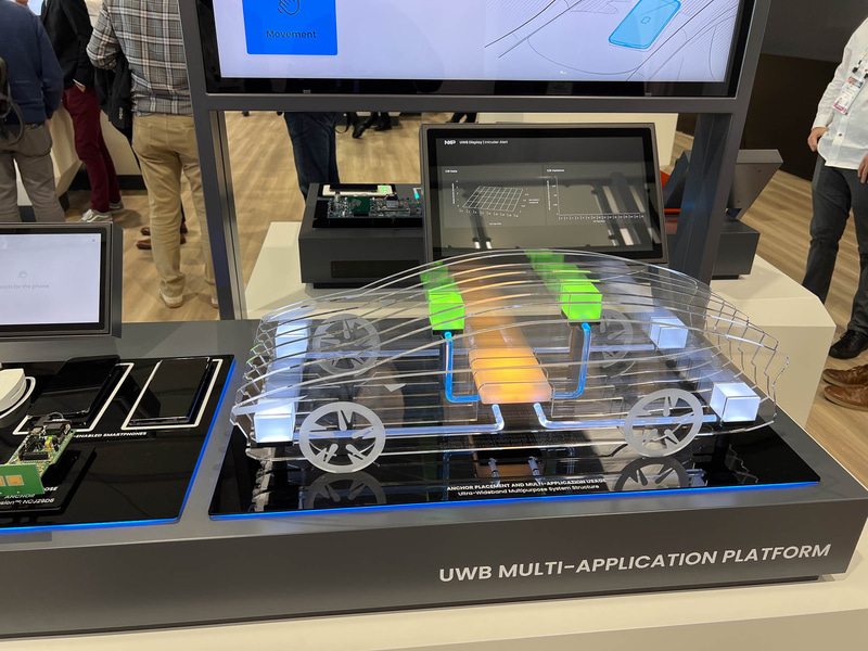 こちらは将来の自動車にUWBのモジュールを多数搭載し、UWBで子どもが置き去りになっているのを検出したりするソリューション。車両の前後だけでなく、キャビンもカバーするセンサーを用意して、検知する(緑になっているのは検知しているUWBのセンサー)。本邦でも車両への子どもの置き去りは社会問題となっており、こうしたテクノロジを応用して救えるソリューションを検討したいところ