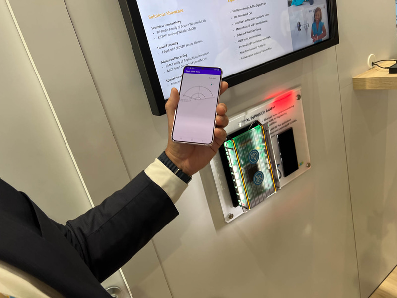 NXPのスマートホームに入るときにはUWBに対応したスマートフォンが鍵であり、誰が家に入ってきたのかを検出する機器にもなる。家族の誰が入ってきたのかで設定を変えたリが可能になっている