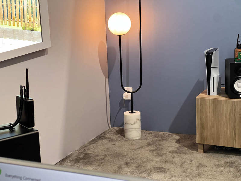 スマートフォンを持って帰宅すると、それにより自動でエアコンがついたり、カーテンがあがったりなどを、スマートフォンの持ち主に応じて行なえる、未来だ…