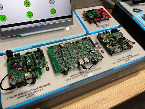 半導体の性能を引き上げるガラスのサブ基板と光導波管。AGCがCESで展示