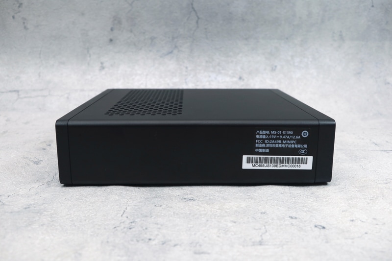 本体右側面にはシリアルなどのシールを貼付している