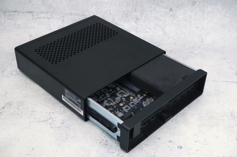 ツールレスで開閉できるケース