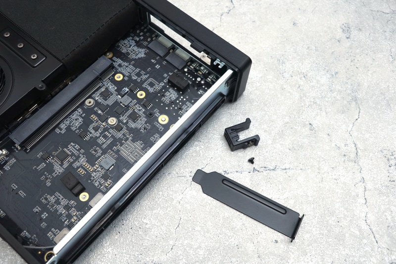 LowProfile対応ながらも、PCI Express x16形状(電気的にはPCI Express 4.0 x8)のスロットを装備。ネジ1本でブラケット留めを外す仕組み
