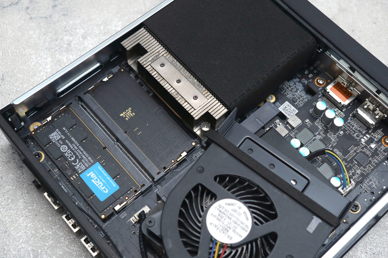 ちなみにメモリスロットへのアクセスは、いったんCPUファンを外す必要がある