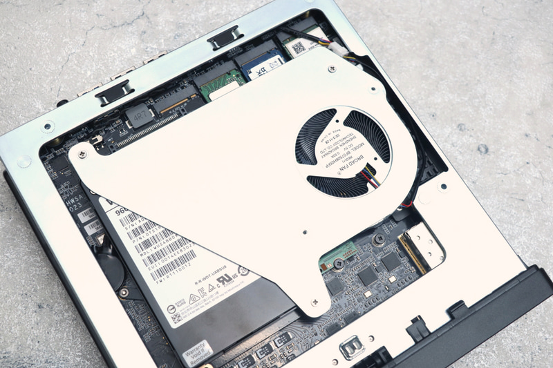 標準のSSDにはヒートシンクが取り付けられているが、そのままだとファンを装着できないため、外しておく必要がある。放熱が心配なら、コントローラに付く小型ヒートシンクを装着しておくといい