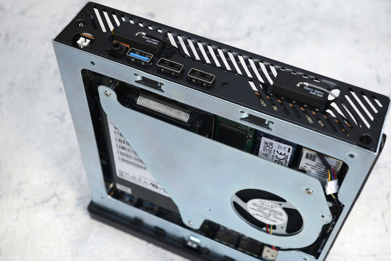 標準のSSDにはヒートシンクが取り付けられているが、そのままだとファンを装着できないため、外しておく必要がある。放熱が心配なら、コントローラに付く小型ヒートシンクを装着しておくといい