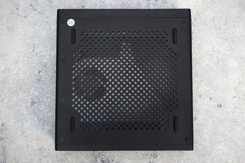 本体底面はパンチ穴が無数に空いており、SSDの熱がこもらないようになっている