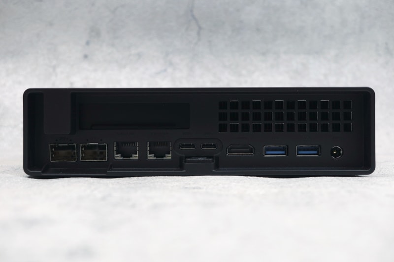 背面はUSB4×2、USB 3.1×2、HDMI出力、2.5Gigabit Ethernet×2、SFP+×2、DC入力