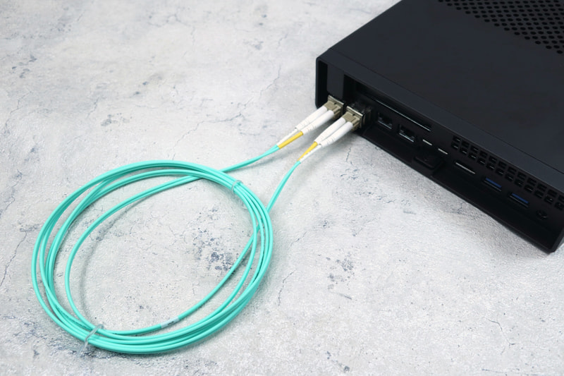 今回は簡易的に2つのポートをそのまま繋げる。なお、ハブに対してこのように接続するのはループとなりネットワークがダウンする原因になるのでNG。ダメ、絶対