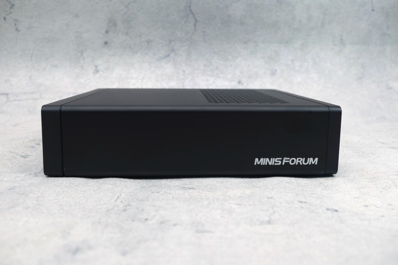 本体左側面はロゴのみ