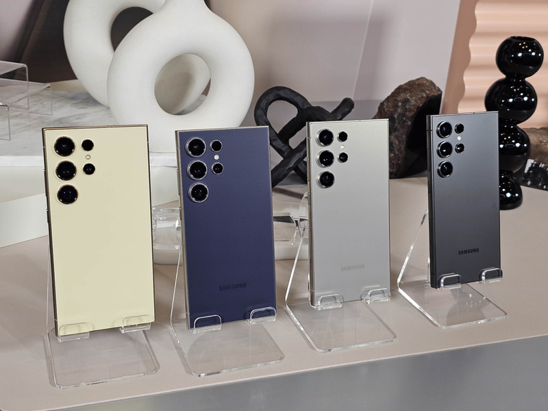 SamsungのGalaxy S24 Ultra、左からイエロー、バイオレット、グレー、ブラックの4色展開。Galaxy S23 Ultraではあったライトピンクがなくなり、バイオレットとイエローが追加された