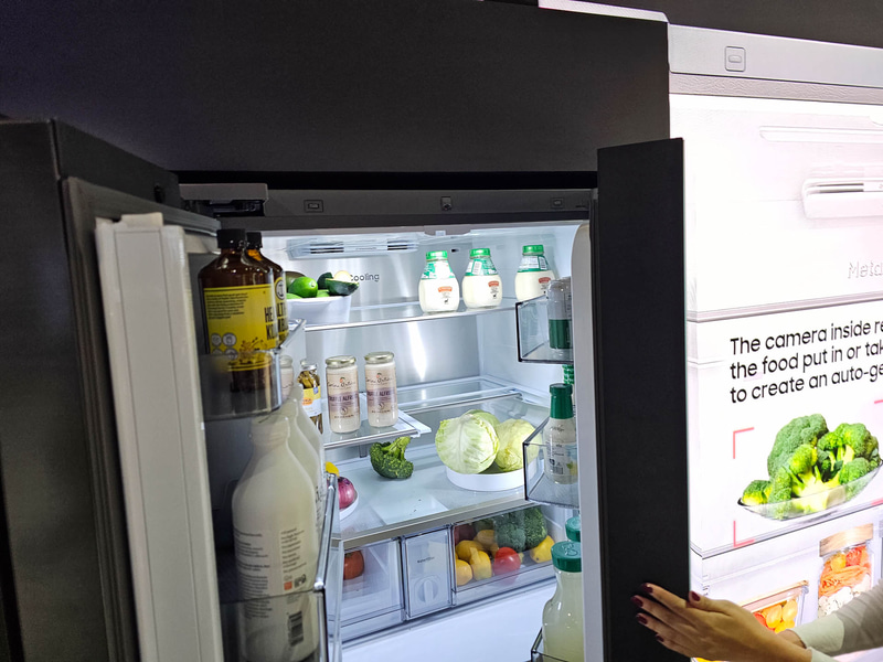 冷蔵庫の中、カメラで画像認識が行なわれる