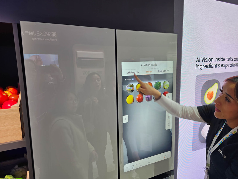 冷蔵庫の外側のタッチディスプレイで冷蔵庫の中を確認できる