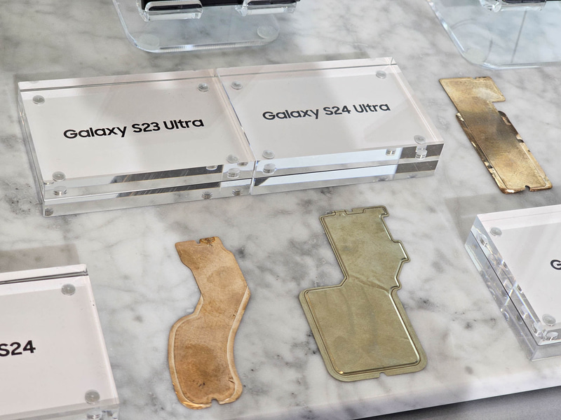 左がGalaxy S23 Ultra、右がGalaxy S24 Ultraのベイパーチャンバー。ベイパーチャンバーと内部に何らかの液体が入っているヒートシンク、スマートフォンの場合には熱源(SoC)からの熱を、ベイパーチャンバーで広く拡散させて放熱する。より面積が大きくなれば放熱できる両は増えるため、スマートフォンの性能は上がる