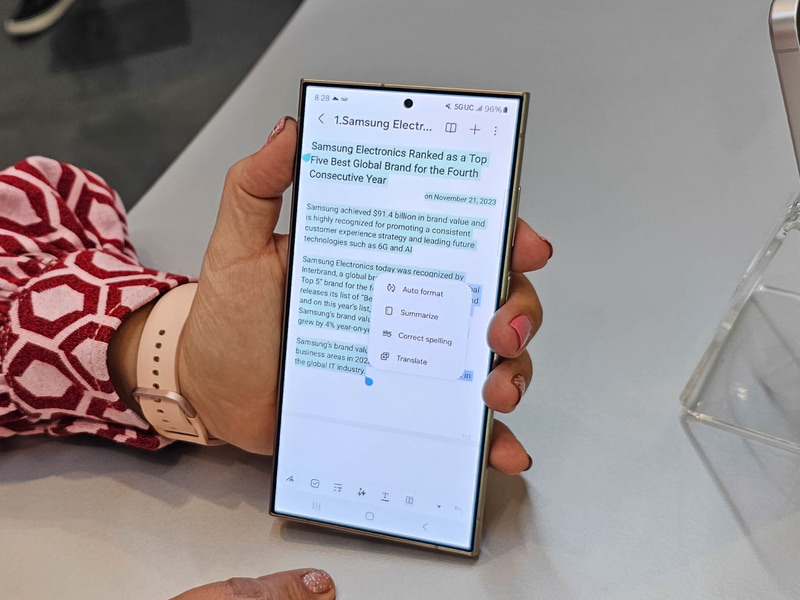 Samsung Noteでの翻訳機能、英語の領域を指定して翻訳のボタンを押すと翻訳が行なわれる。わりと高い精度で翻訳できていた