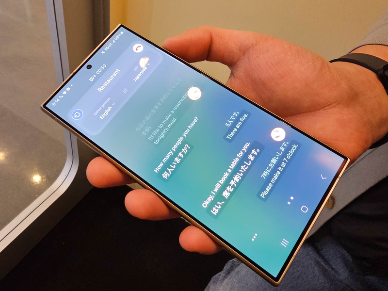レストランの予約を向こうが英語を話、こちらは日本語で話すと相手には英語に翻訳した音声が聞こえる