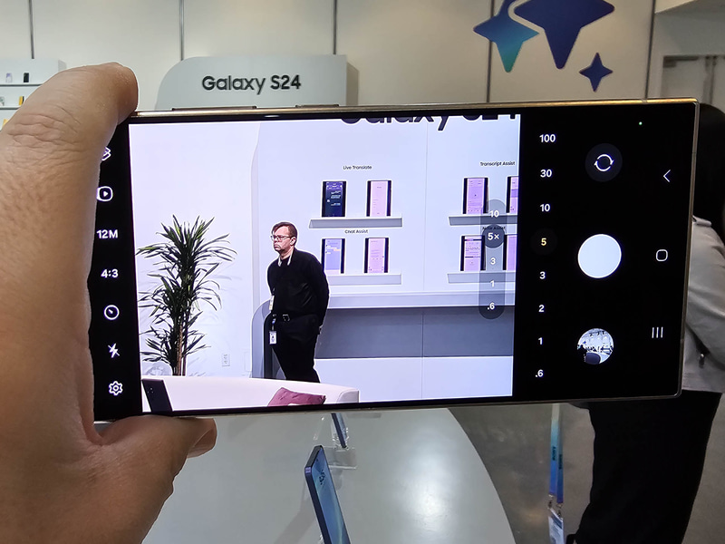 今回新しく用意された5倍(望遠/115mm)で撮影しているところ