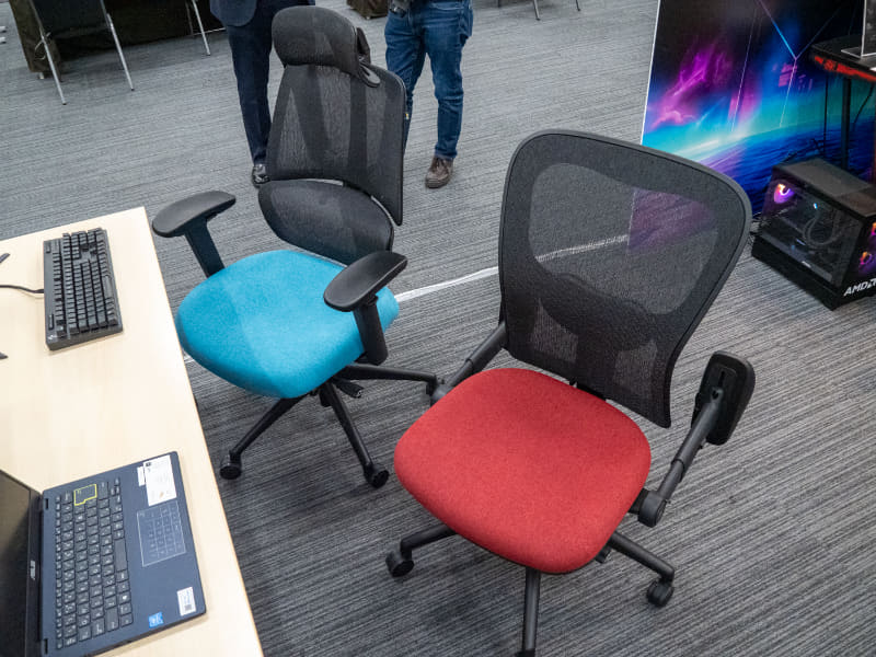 左から、ALPHAEON E2 POP、ALPHAEON E1 POP