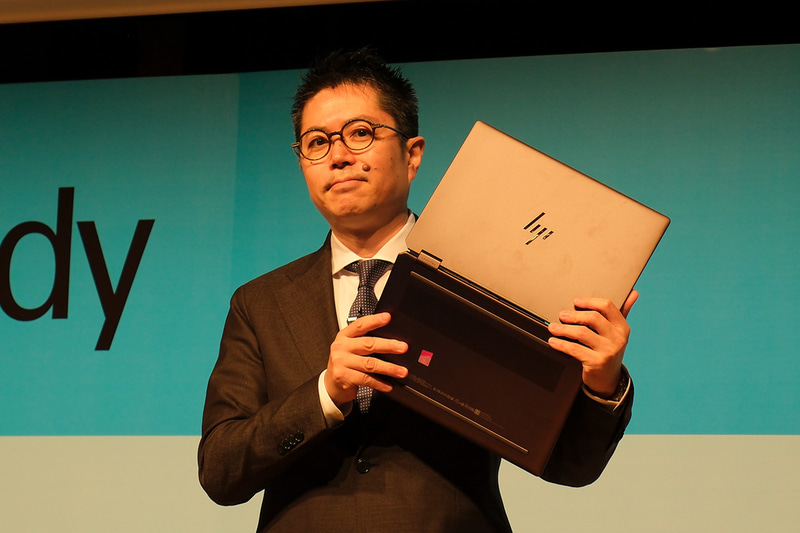株式会社日本HP 執行役員 パーソナルシステムズ事業本部長 松浦徹氏。手に持っているのは新製品のHP Spectre x360 14