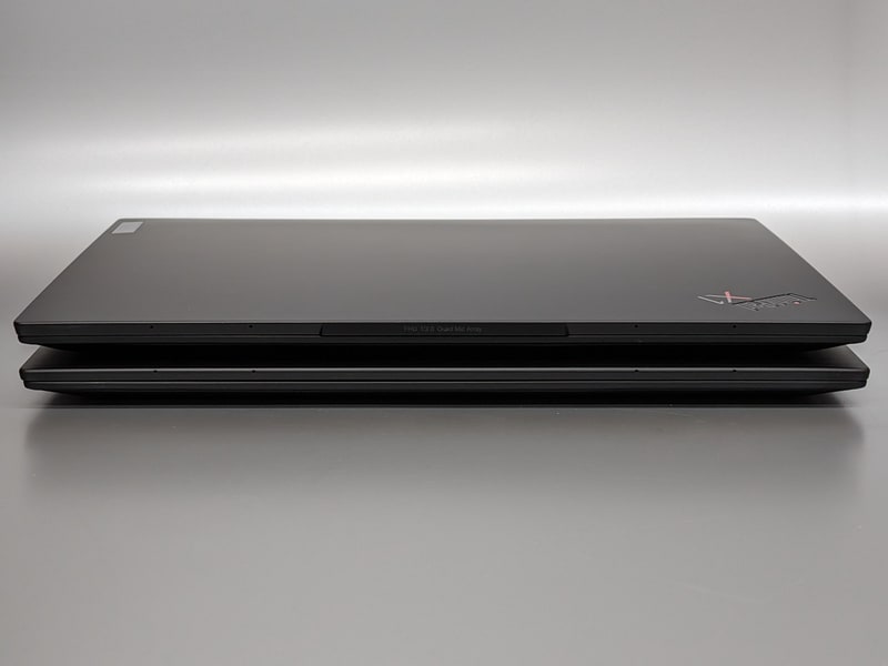 正面の比較。インカメラの仕様が異なるため中央部のモールド周りが異なるが、厚みなどは同一