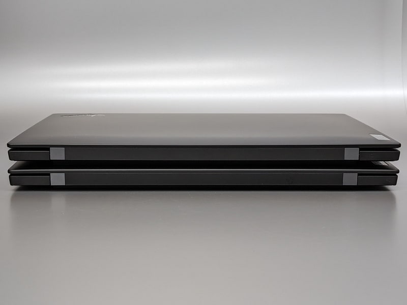 背面の比較。こちらもまったく同一だ