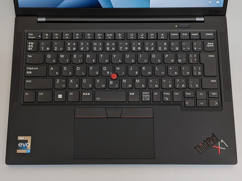Gen 11のキーボード。トラックポイントとトラックパッドの両方を備えているのが、他社のノートPCにはみられない特徴だ。指紋センサーはキーボード右上にある