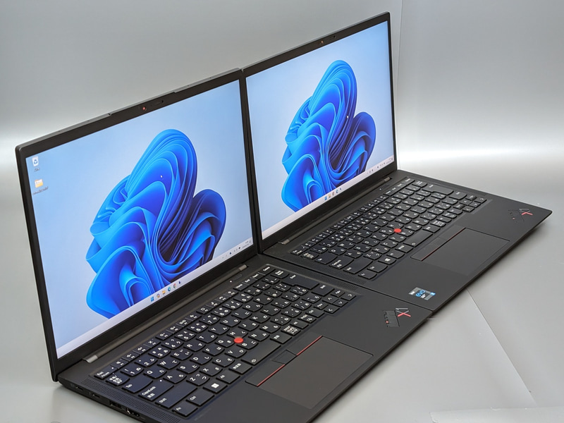 画面を斜め方向から見た時の明るさの比較。輝度自体は奥のGen 9のほうがわずかに明るく感じられるのだが、斜め方向から見た時は違いはほぼない