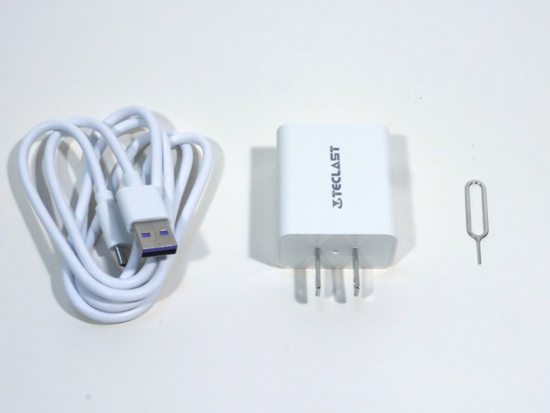 付属品はUSBケーブルとACアダプタ、SIMピンのみとシンプル