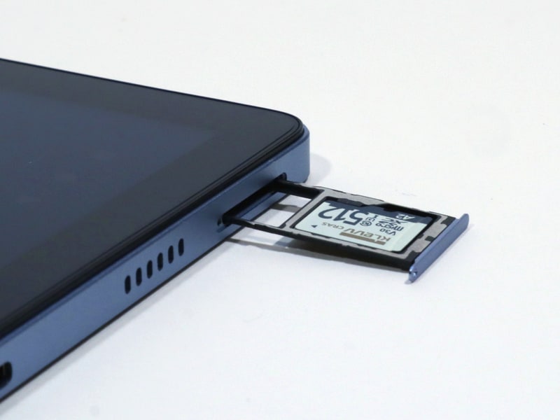 SIMスロットにmicroSDカードが収納できる。容量は最大1TBまで対応