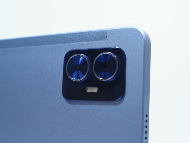 右側がメインの1,300万画素カメラで左側が補助の30万画素カメラのデュアルカメラで、同社製品情報によると「AIデュアルカメラ」としている