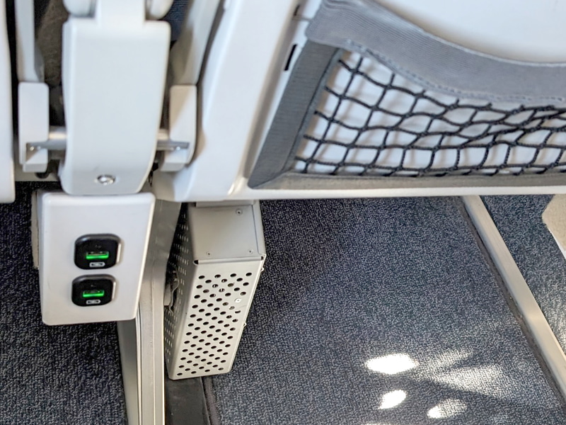 空港、駅、カフェ、パブリックスペース、乗り物内などで見かけるUSBコンセント。今はほとんどがUSB Type-Aだが、そのうちUSB Type-Cに置き換わる。