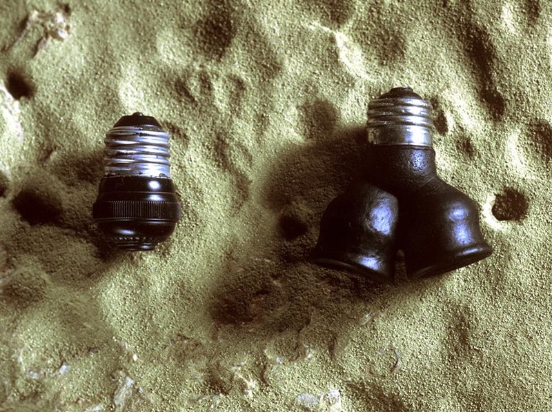 アタッチメントプラグ(左)と2灯用差込クラスター(右)。<a href="https://holdings.panasonic/jp/corporate/about/history/chronicle/1918.html" class="n" target="_blank">パナソニックのサイトより引用</a>