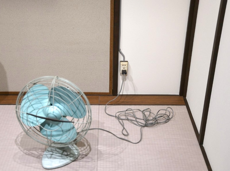 昔のコンセントはこんな感じの露出配線だった