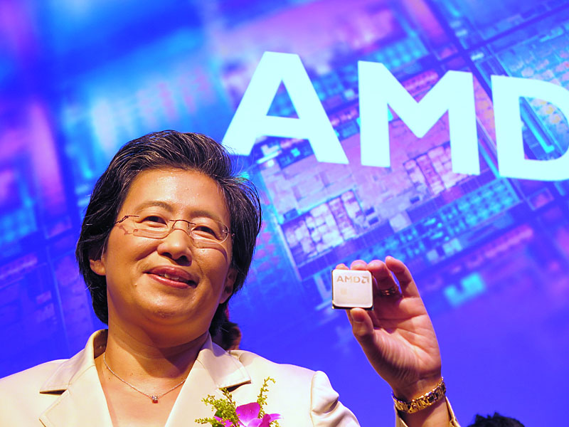 初代Ryzenを手にするLisa Su氏
