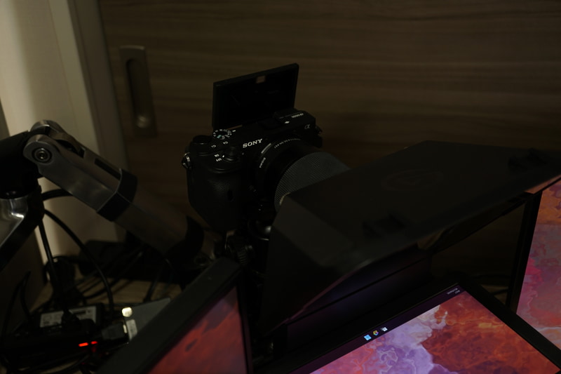 カメラ: ソニー「α6600」:+SIGMA「SIGMA 16mm F1.4 DC DN」(Elgato Prompterを装着)