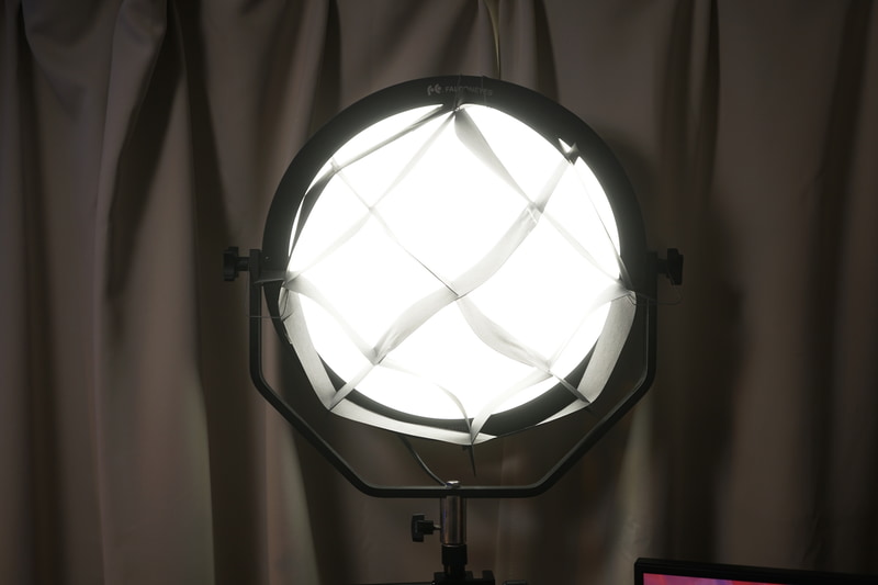 照明1: FalconEyes「SO-48TDX II」(キーライト)