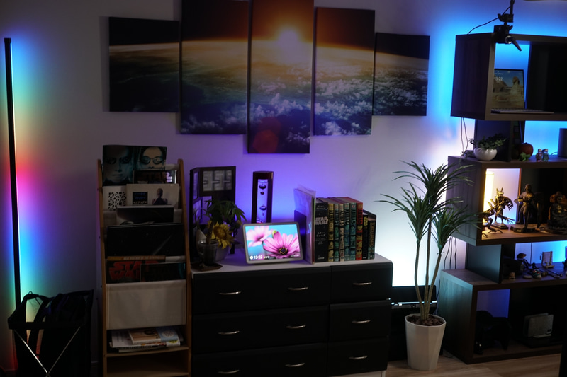 背後の壁周りも配信に写ることを前提に棚や照明をそろえています