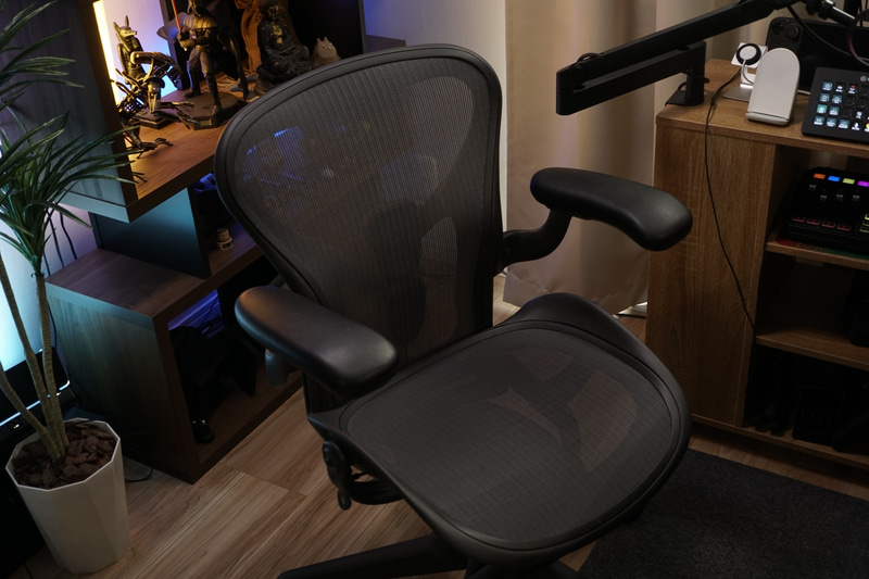 チェア: ハーマンミラー「アーロン リマスタード」