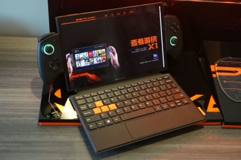 Core Ultra搭載で10.95型に大型化した「ONEXPLAYER X1」。ゲームも仕事
