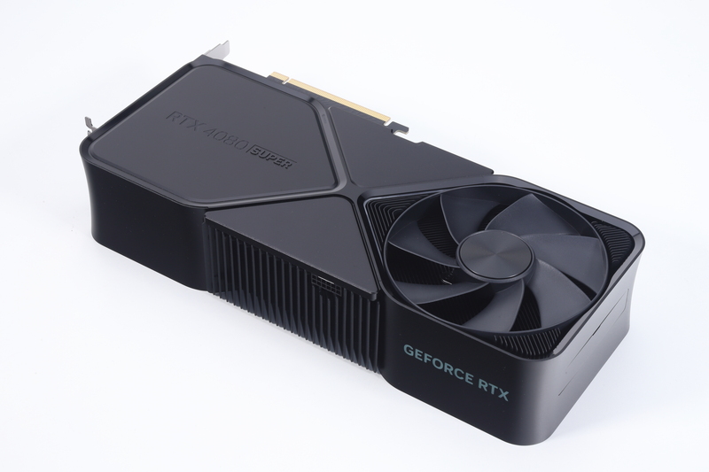 裏面側にはバックプレートと冷却ファンを搭載