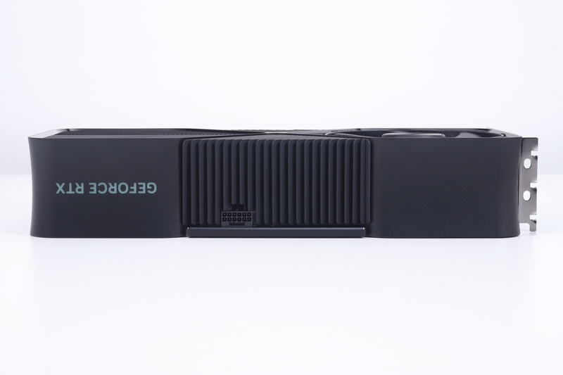 GPUクーラーは3スロットを占有する