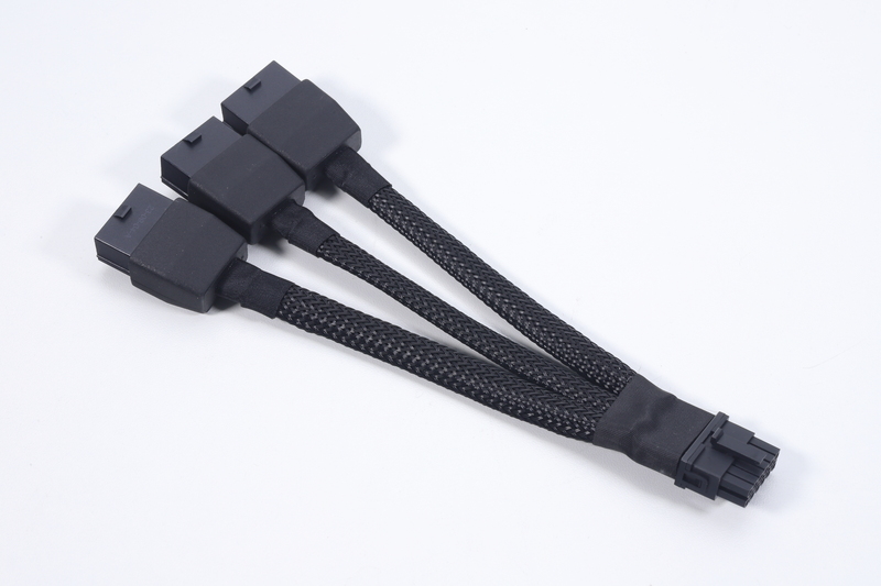 8ピン×3本を16ピンに変換するアダプタが付属する