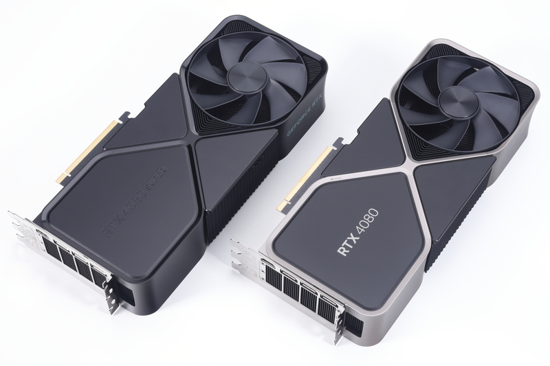 GeForce RTX 4080 Founders Edition(右)との比較。カラーリングが変更された