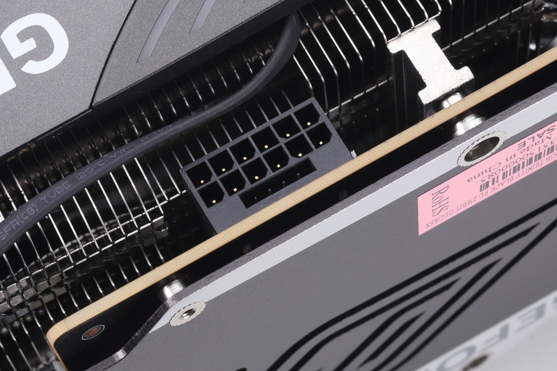 補助電源コネクタは16ピン