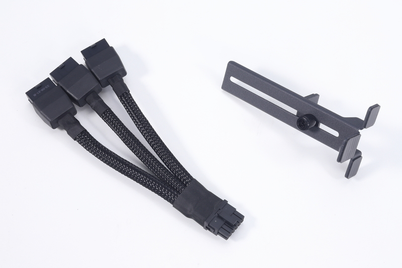 8ピン×2本を16ピンに変換するアダプタと、GPUサポートステイが付属する