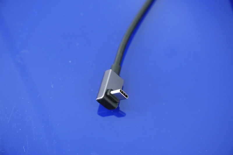 ケーブルはL字型コネクタを採用。ドック本体と一体型で、ケーブル長は15cm
