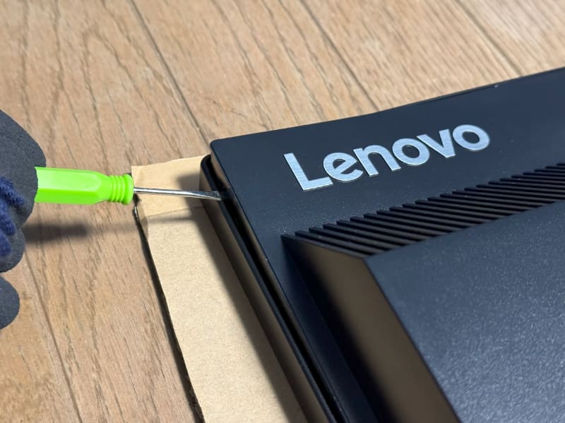 フレーム部分にマイナスドライバなどを差し込み、内部のツメをこじ開けていく