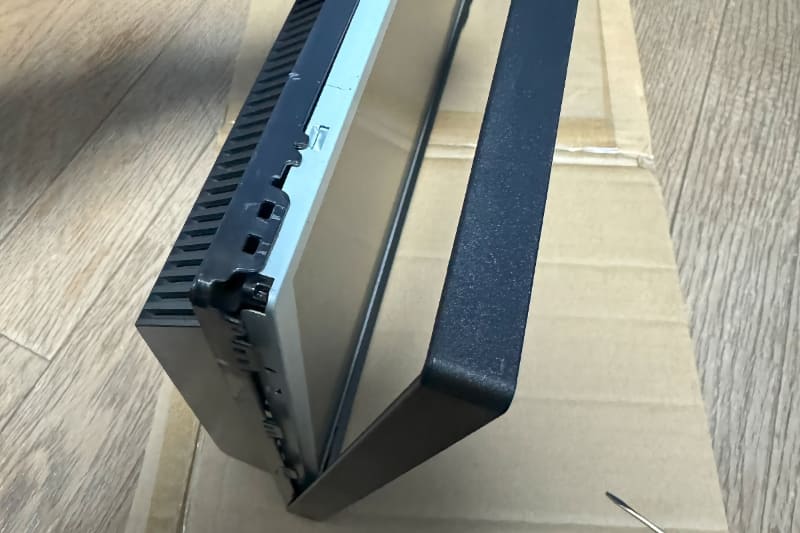 すべてのツメを外すとフレームを分離することができる